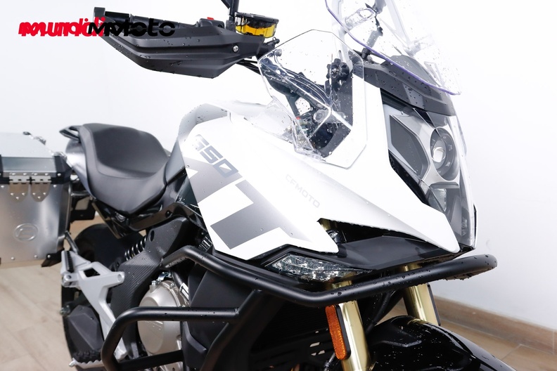 https://assets.mundimoto.com/images/3038f5d2-73e7-44ef-8341-39a041974d69/RIGHT_FRONT_DETAIL-0_medium.jpg