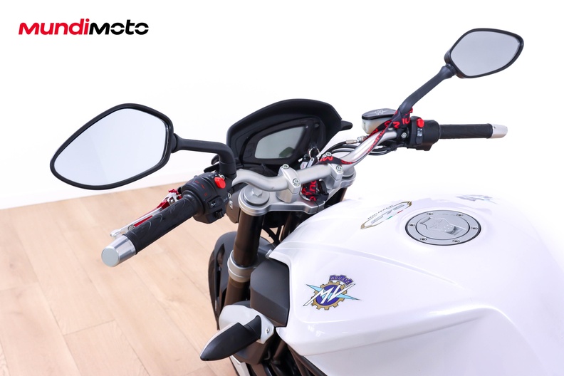 https://assets.mundimoto.com/images/3869da30-347b-4d4f-b7e0-9f8b05decd57/COCKPIT_HANDLEBAR-0_medium.jpg