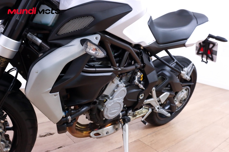 https://assets.mundimoto.com/images/3869da30-347b-4d4f-b7e0-9f8b05decd57/LEFT_FRONT_DETAIL-0_medium.jpg