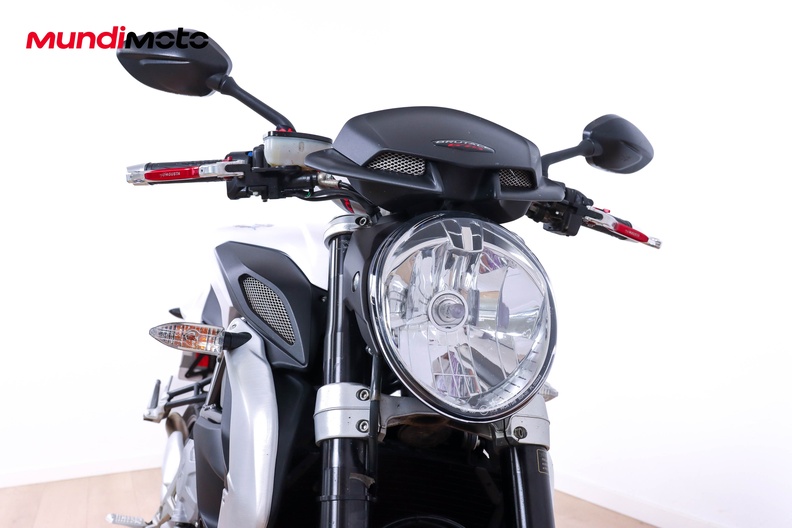 https://assets.mundimoto.com/images/3869da30-347b-4d4f-b7e0-9f8b05decd57/RIGHT_FRONT_DETAIL-0_medium.jpg