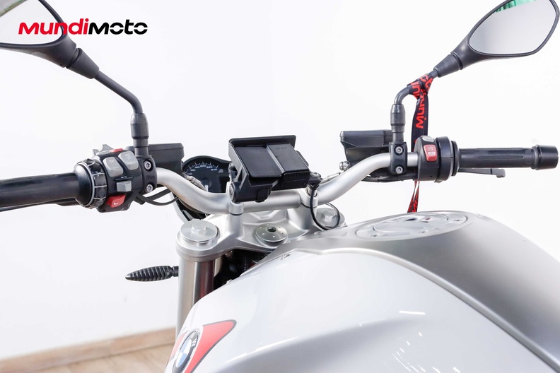 https://assets.mundimoto.com/images/398fa9b1-7047-426a-a427-357a20930346/COCKPIT_HANDLEBAR-0_medium.jpg