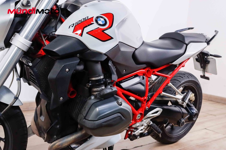 https://assets.mundimoto.com/images/398fa9b1-7047-426a-a427-357a20930346/LEFT_FRONT_DETAIL-0_medium.jpg