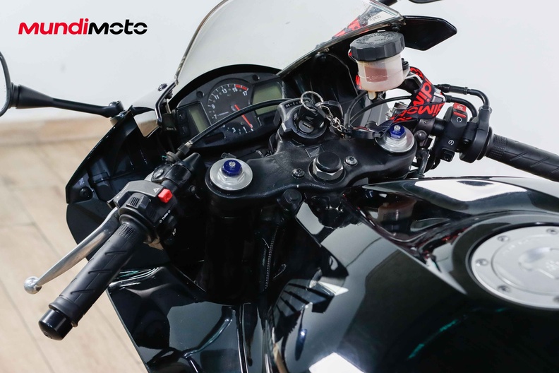 https://assets.mundimoto.com/images/3e4ab619-b7b3-4cc7-a43b-b0d1b1318bc4/COCKPIT_HANDLEBAR-0_medium.jpg