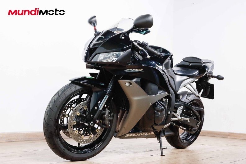 https://assets.mundimoto.com/images/3e4ab619-b7b3-4cc7-a43b-b0d1b1318bc4/LEFT_FRONT-0_medium.jpg