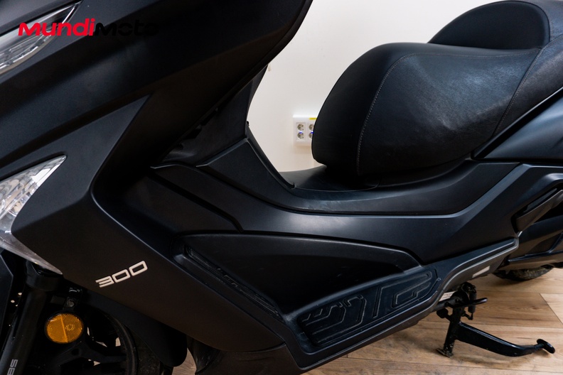 Motorbike image 9