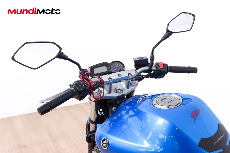 https://assets.mundimoto.com/images/470c29f5-ed94-4444-94e6-f4f4ab9b98c4/COCKPIT_HANDLEBAR-0_medium.jpg