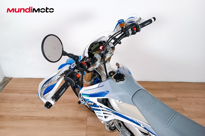 Motorbike image 10