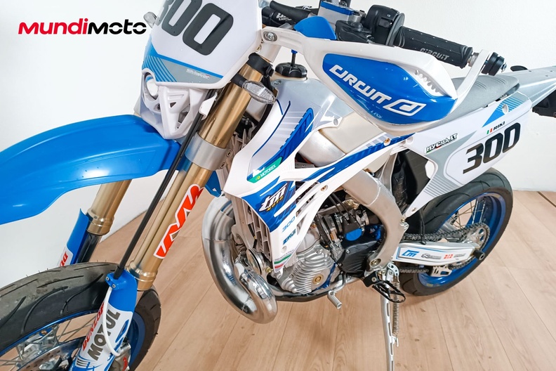 Motorbike image 9