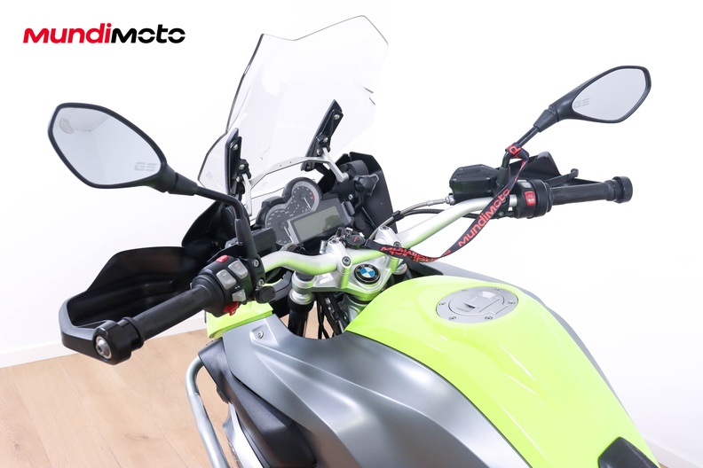 https://assets.mundimoto.com/images/4f21964f-f8b5-4f02-a2f5-5084149a8d9a/COCKPIT_HANDLEBAR-0_medium.jpg