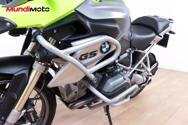 https://assets.mundimoto.com/images/4f21964f-f8b5-4f02-a2f5-5084149a8d9a/LEFT_FRONT_DETAIL-11_medium.jpg