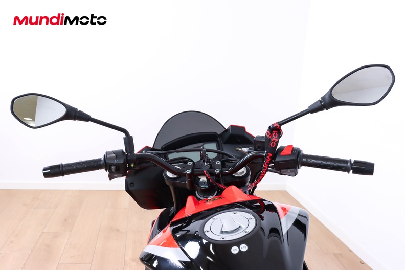 https://assets.mundimoto.com/images/4f4d971e-aeb7-404f-a1fb-9053593ab8db/COCKPIT_HANDLEBAR-0_medium.jpg