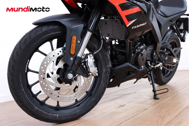 https://assets.mundimoto.com/images/4f4d971e-aeb7-404f-a1fb-9053593ab8db/LEFT_FRONT_DETAIL-0_medium.jpg