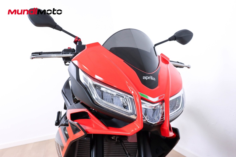 https://assets.mundimoto.com/images/4f4d971e-aeb7-404f-a1fb-9053593ab8db/RIGHT_FRONT_DETAIL-0_medium.jpg