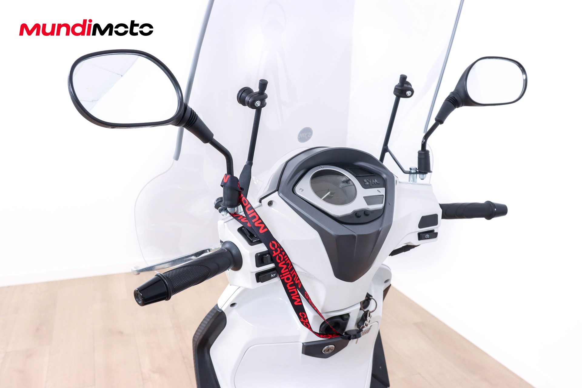 https://assets.mundimoto.com/images/5468d260-bdcf-4fbb-89f2-d000e2ab7fb6/COCKPIT_HANDLEBAR-0_detail.jpg