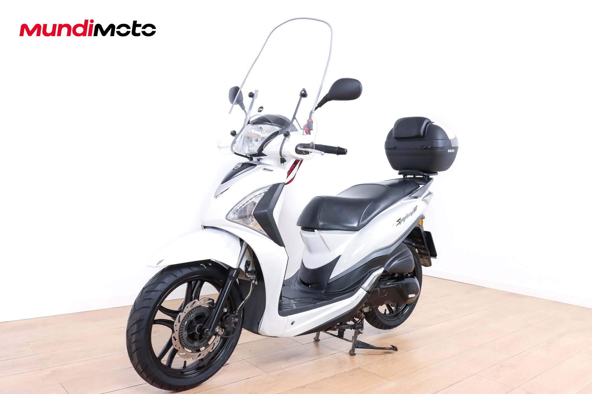 https://assets.mundimoto.com/images/5468d260-bdcf-4fbb-89f2-d000e2ab7fb6/LEFT_FRONT-0_detail.jpg