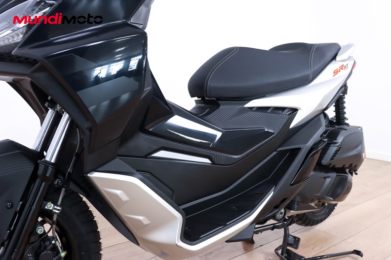 https://assets.mundimoto.com/images/58b67c90-fe4d-4d75-97de-11ebab426ea4/LEFT_FRONT_DETAIL-0_medium.jpg