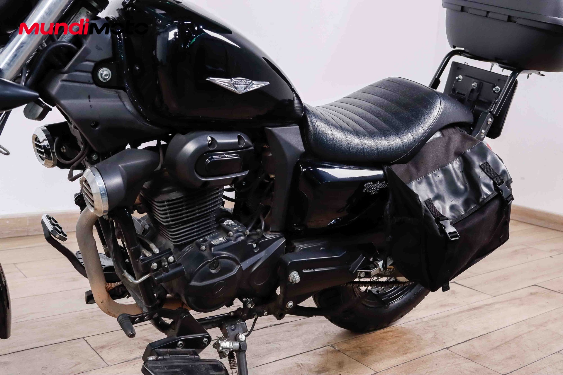 https://assets.mundimoto.com/images/5ddc073b-cc26-4c68-8e30-fc787963d022/LEFT_FRONT_DETAIL-0_detail.jpg