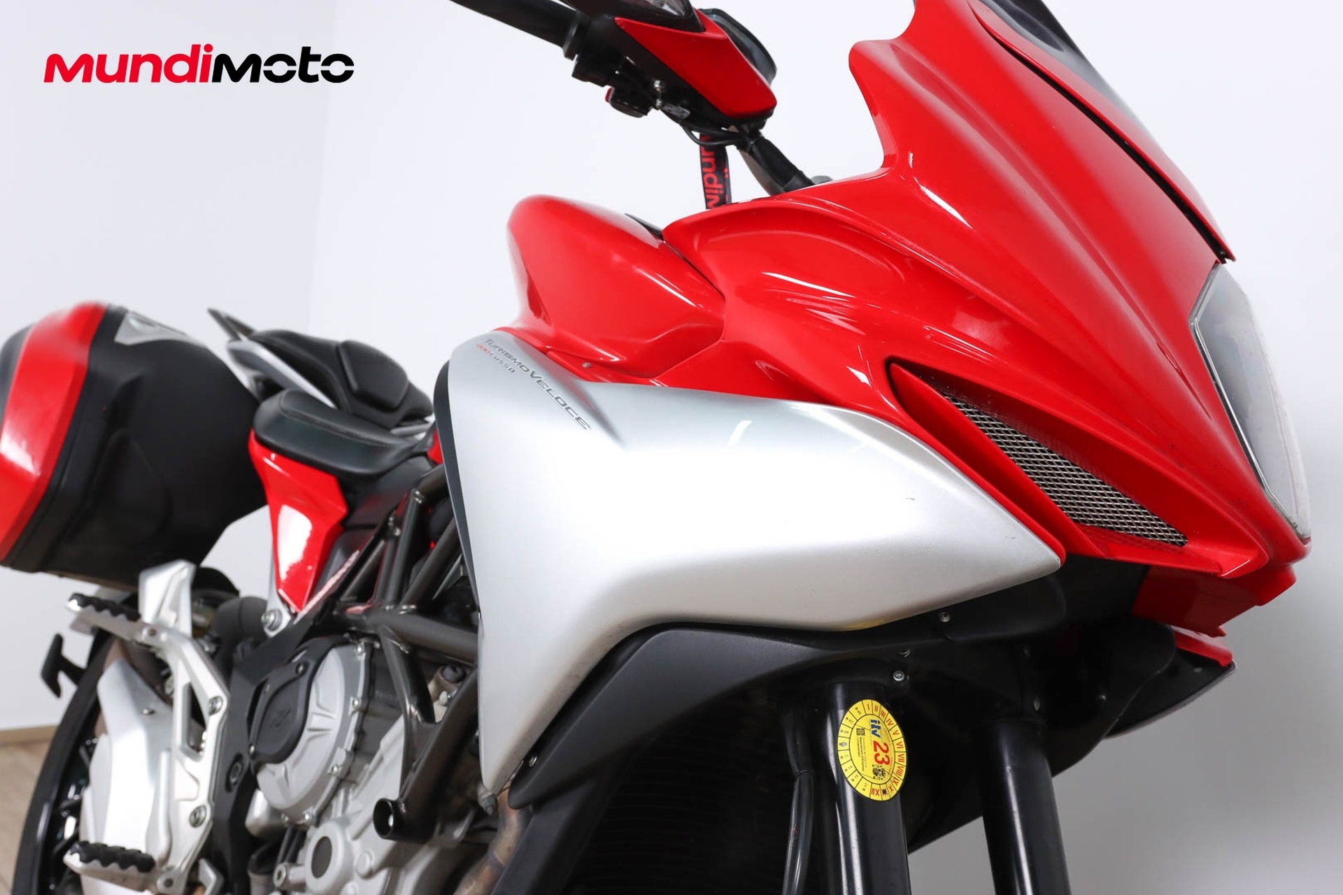 https://assets.mundimoto.com/images/5fbbdb39-d376-4535-864c-641536b814e5/RIGHT_FRONT_DETAIL-0_detail.jpg