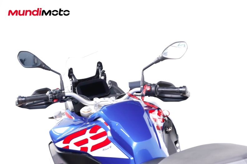 https://assets.mundimoto.com/images/61fd8c9d-2885-4739-baae-5c0ac191fc01/COCKPIT_10_medium.jpg