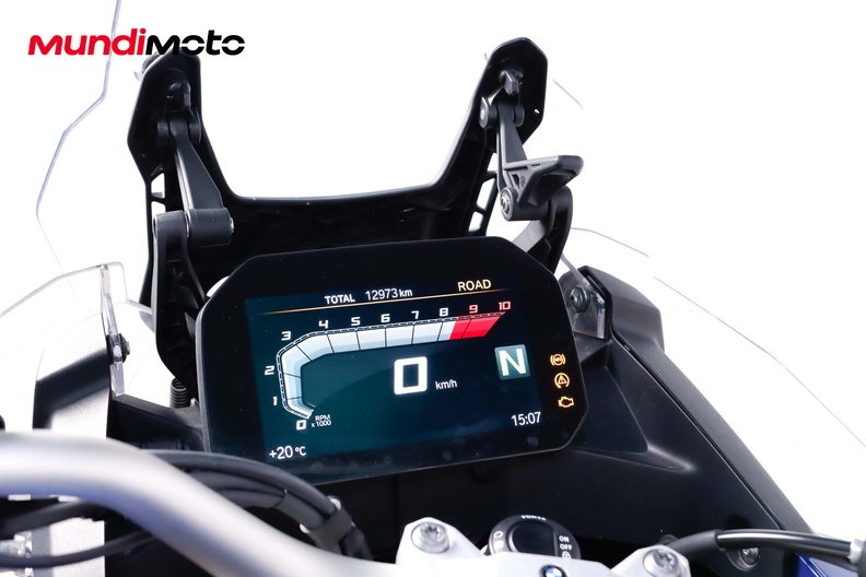 https://assets.mundimoto.com/images/61fd8c9d-2885-4739-baae-5c0ac191fc01/COCKPIT_11_medium.jpg