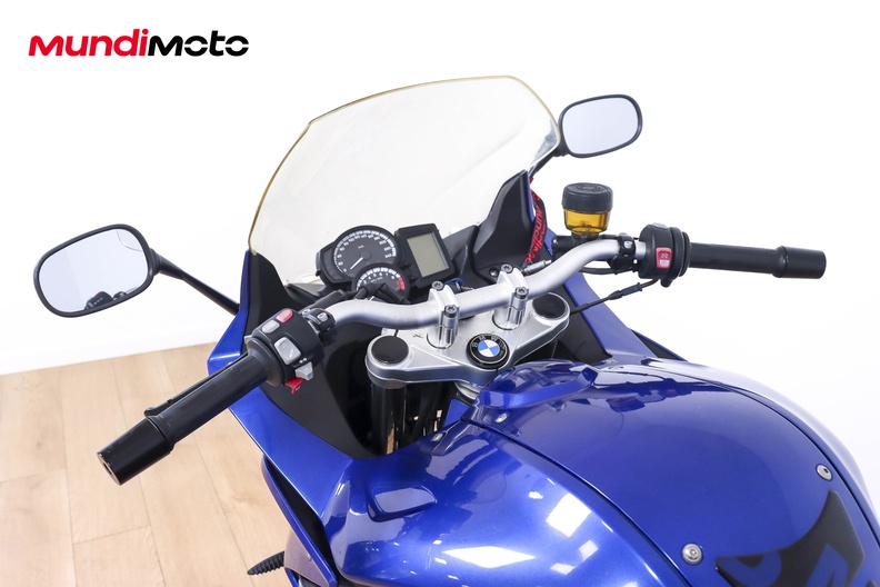 https://assets.mundimoto.com/images/70ddfda8-6bd6-4788-abc3-048e636cc97d/COCKPIT_10_medium.jpg