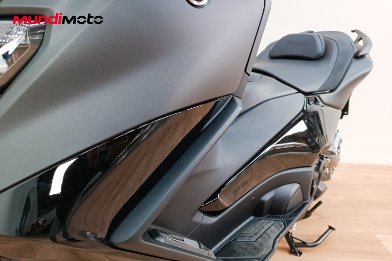 Motorbike image 9
