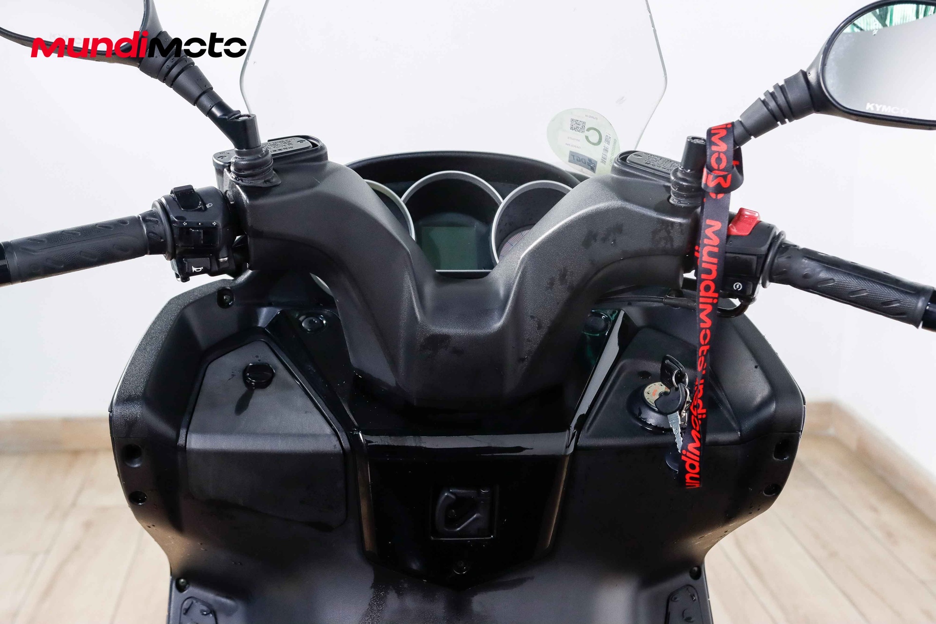 https://assets.mundimoto.com/images/770fb848-f8a7-43be-8802-5a15468c603a/COCKPIT_HANDLEBAR-0_detail.jpg