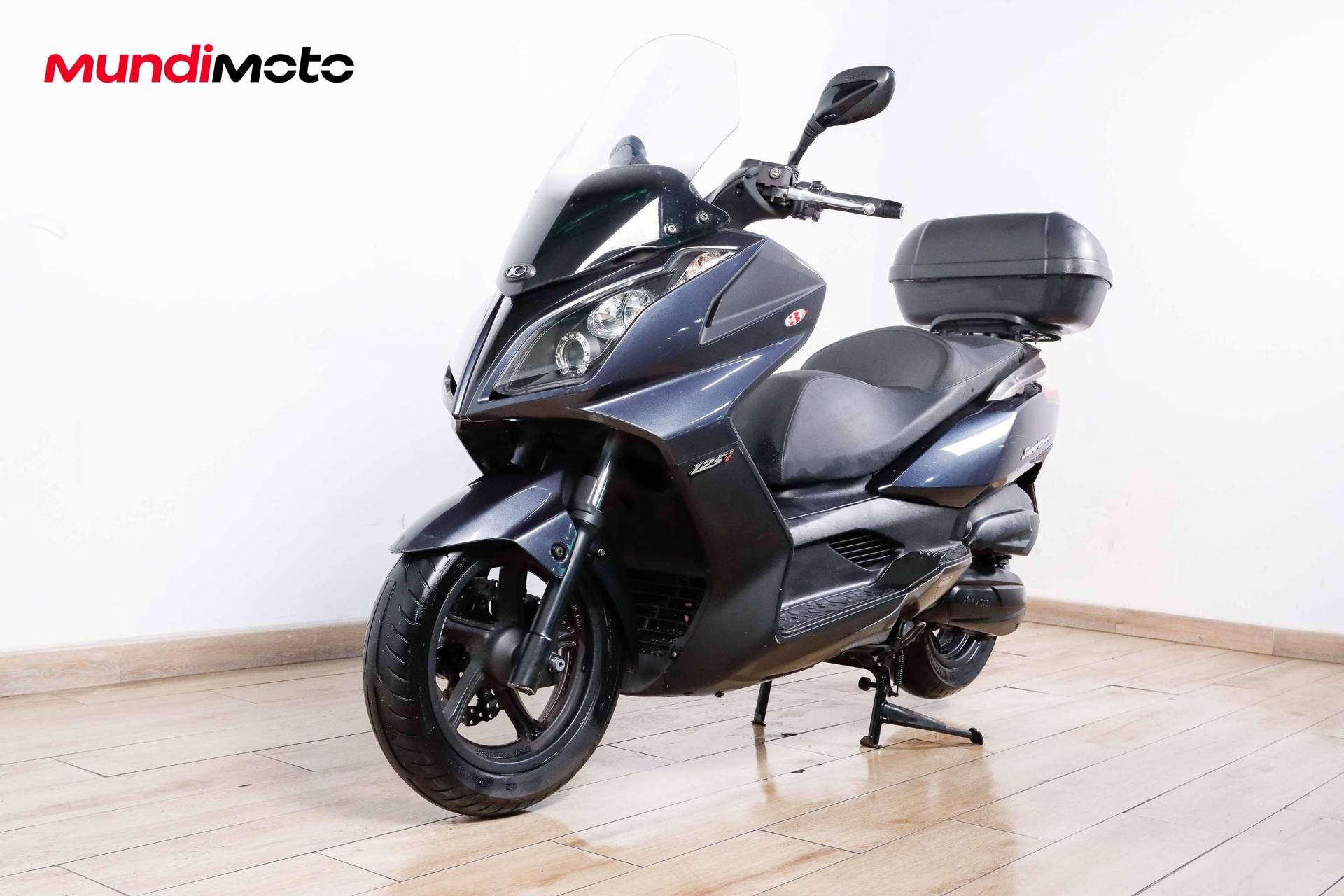 https://assets.mundimoto.com/images/770fb848-f8a7-43be-8802-5a15468c603a/LEFT_FRONT-0_detail.jpg