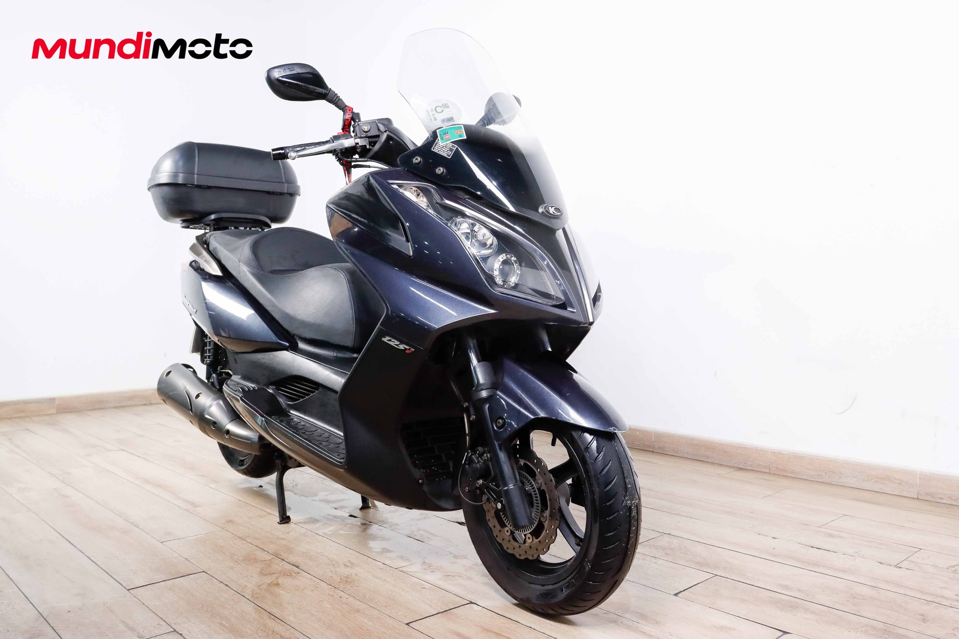 https://assets.mundimoto.com/images/770fb848-f8a7-43be-8802-5a15468c603a/RIGHT_FRONT-0_detail.jpg