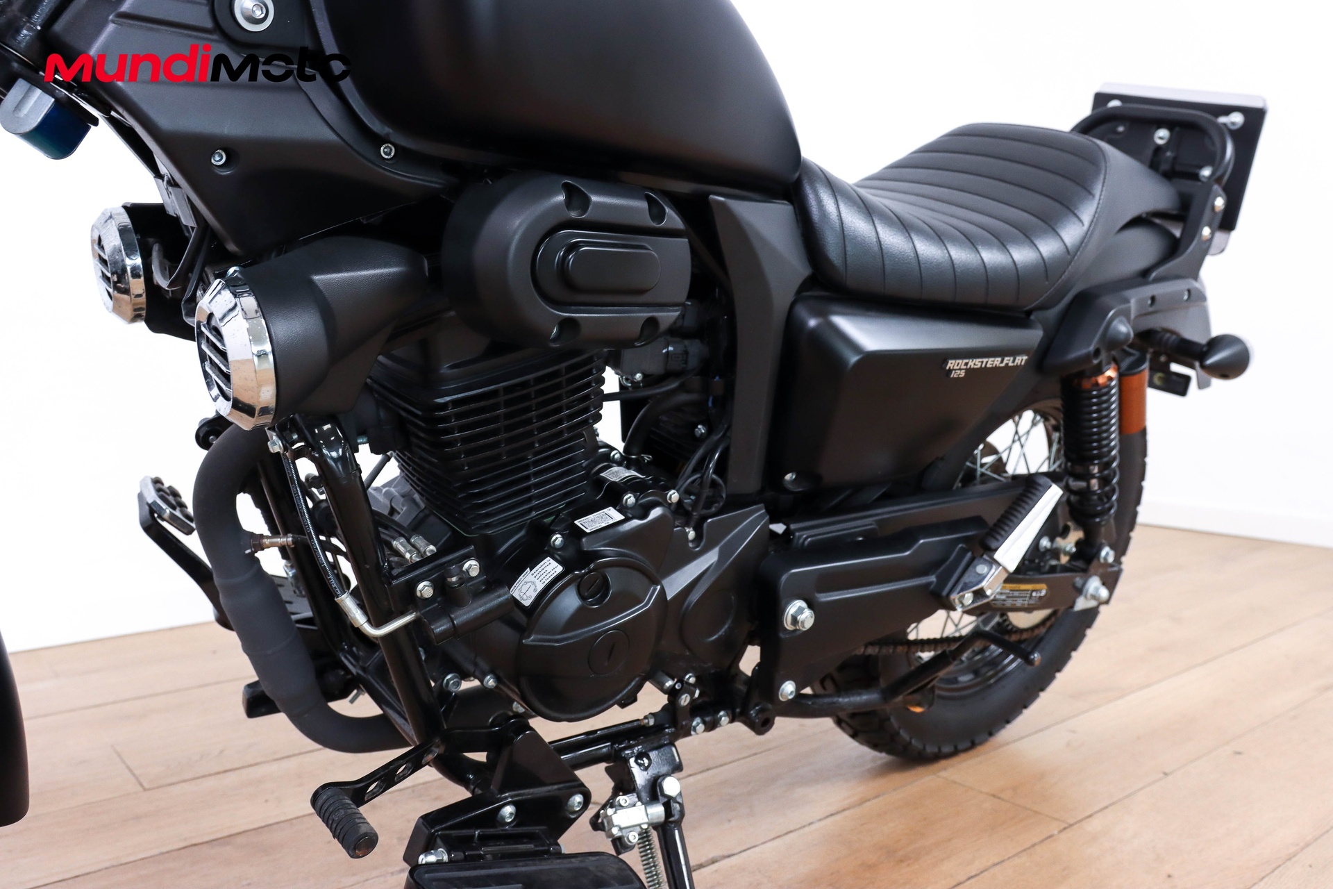 https://assets.mundimoto.com/images/772e109b-f6ae-4807-8111-463e8535efa7/LEFT_FRONT_DETAIL-0_detail.jpg