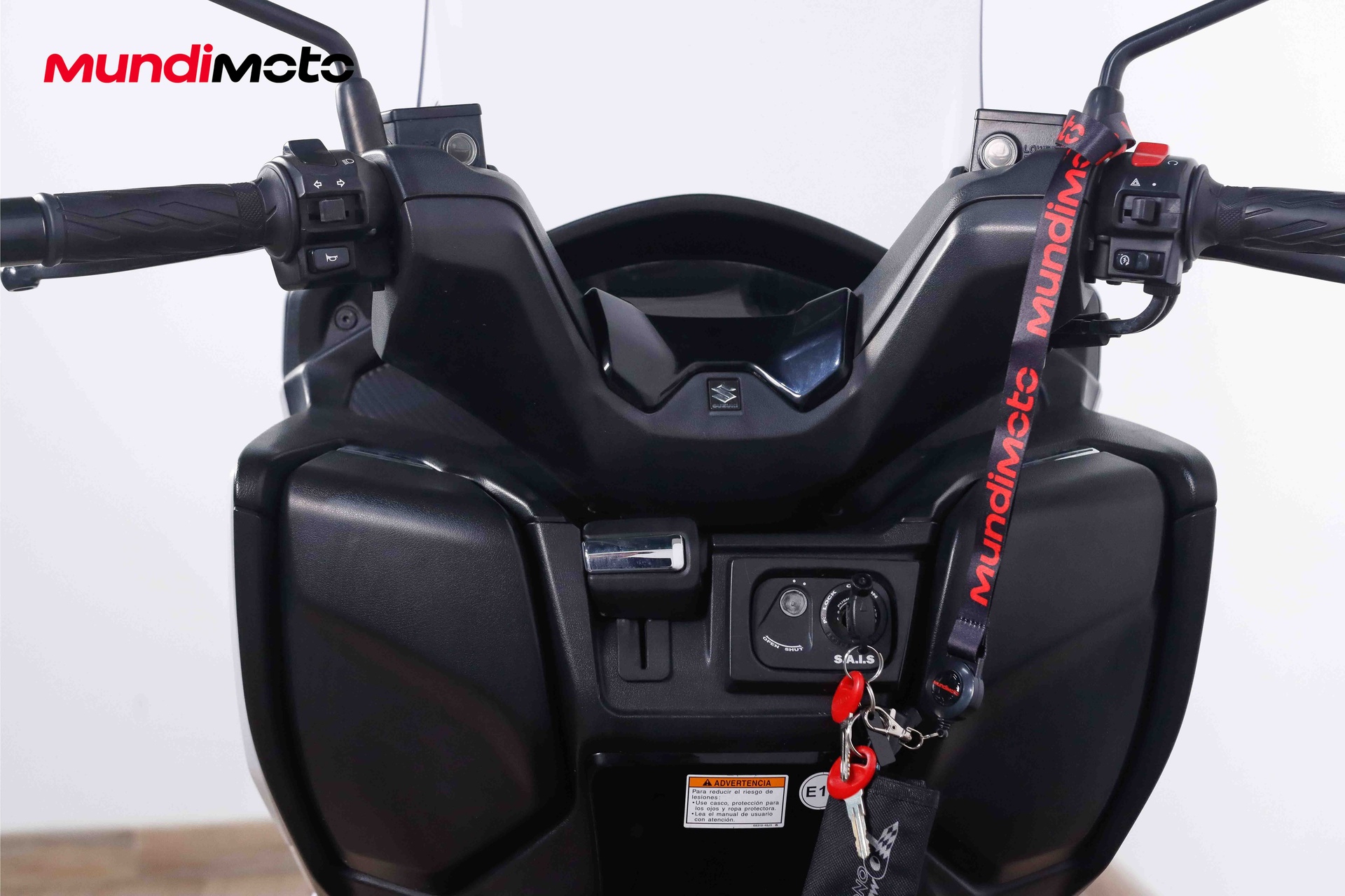 https://assets.mundimoto.com/images/77ca4a0d-b3f5-4031-9840-776b6fd3a31d/COCKPIT_HANDLEBAR-0_detail.jpg