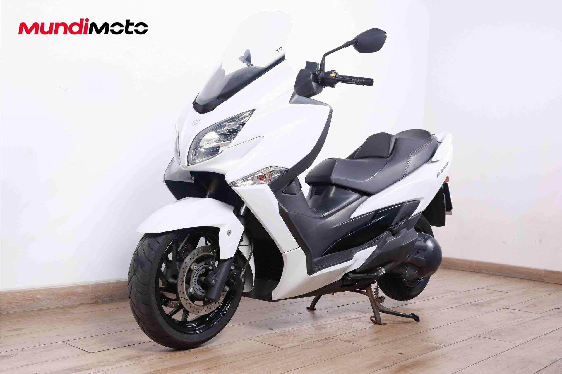 https://assets.mundimoto.com/images/77ca4a0d-b3f5-4031-9840-776b6fd3a31d/LEFT_FRONT-0_detail.jpg