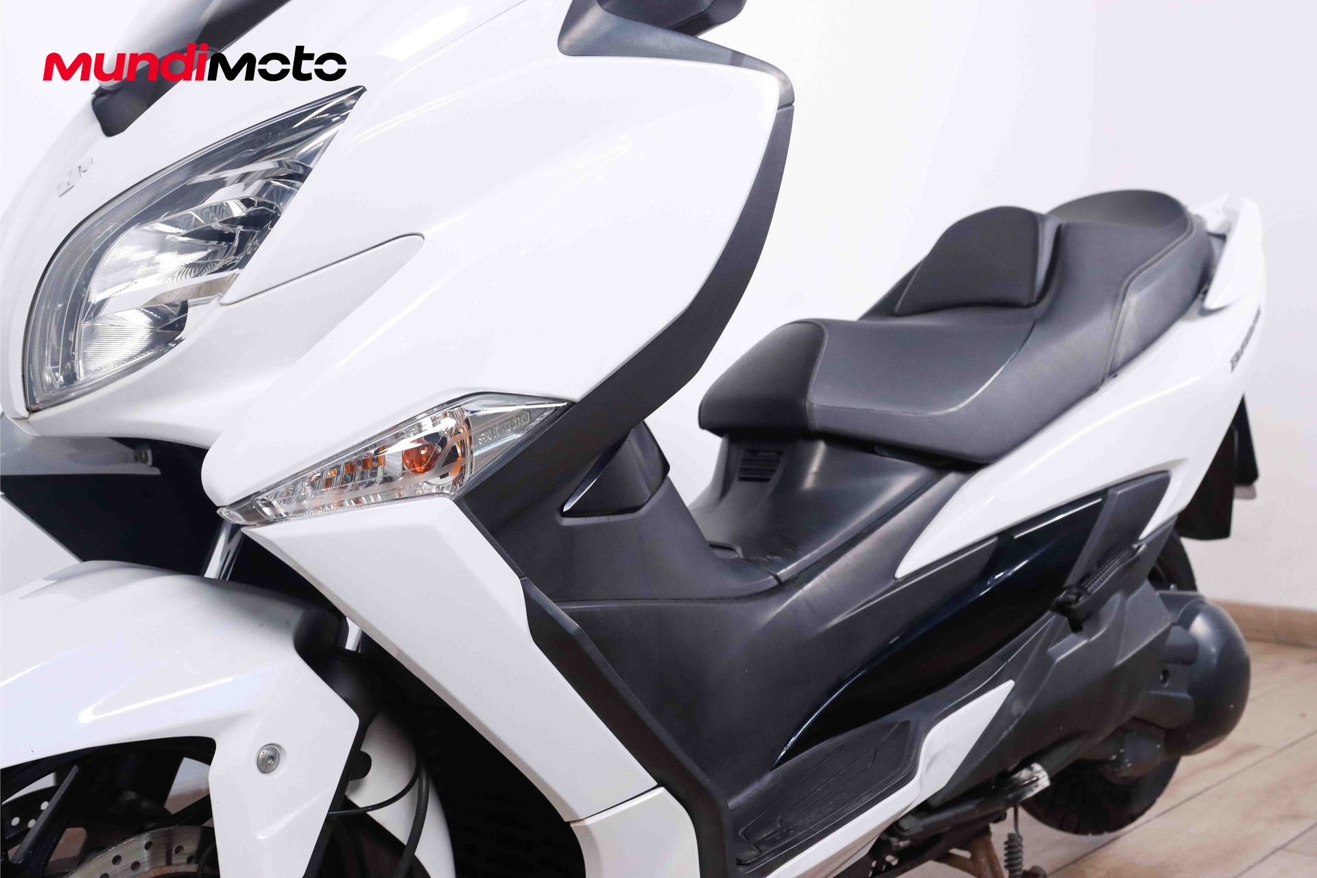 https://assets.mundimoto.com/images/77ca4a0d-b3f5-4031-9840-776b6fd3a31d/LEFT_FRONT_DETAIL-0_detail.jpg