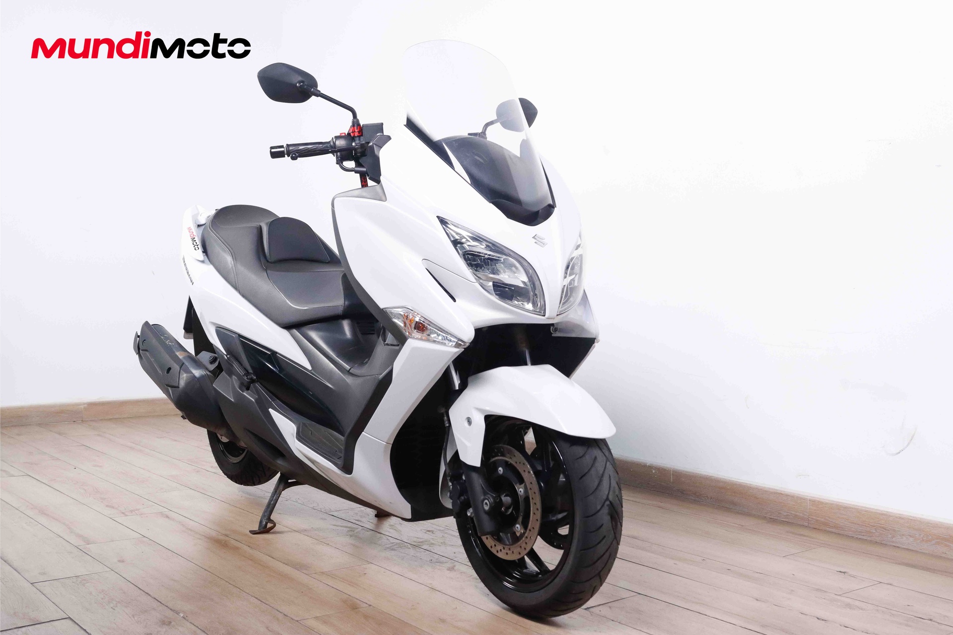 https://assets.mundimoto.com/images/77ca4a0d-b3f5-4031-9840-776b6fd3a31d/RIGHT_FRONT-0_detail.jpg