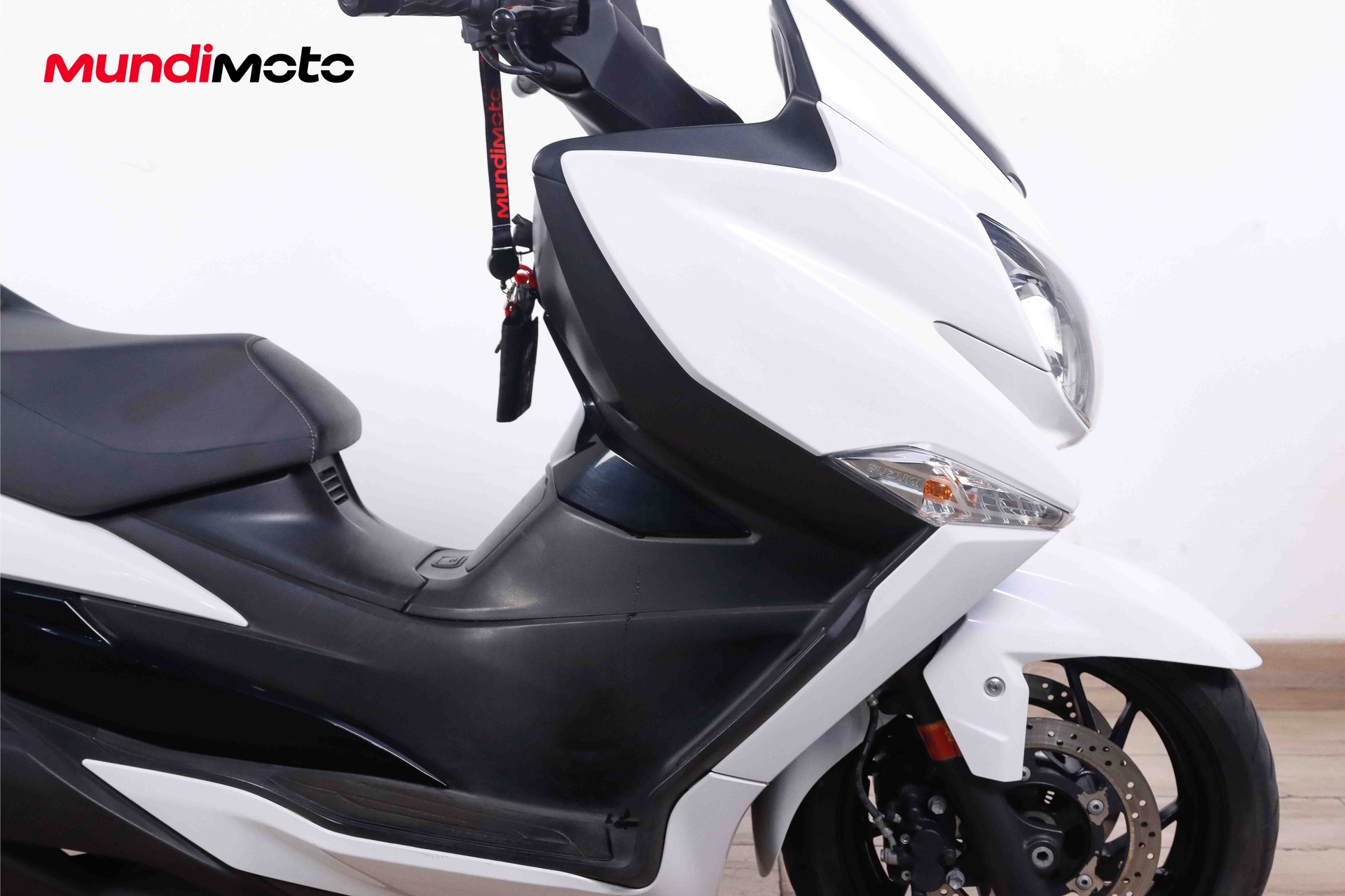 https://assets.mundimoto.com/images/77ca4a0d-b3f5-4031-9840-776b6fd3a31d/RIGHT_FRONT_DETAIL-0_detail.jpg