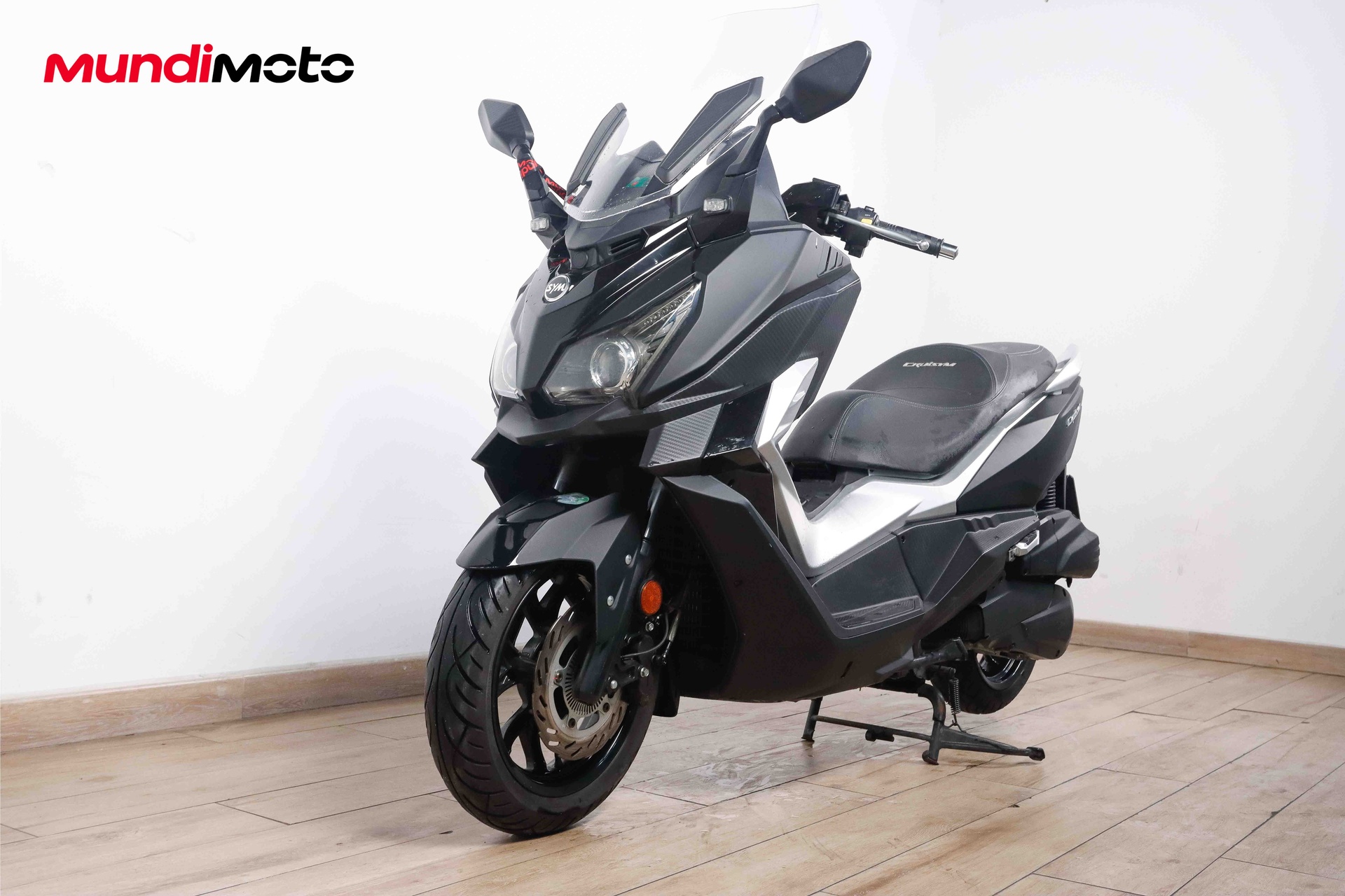 https://assets.mundimoto.com/images/80df1d0b-139c-4b29-8289-94660bc474a6/LEFT_FRONT-0_detail.jpg