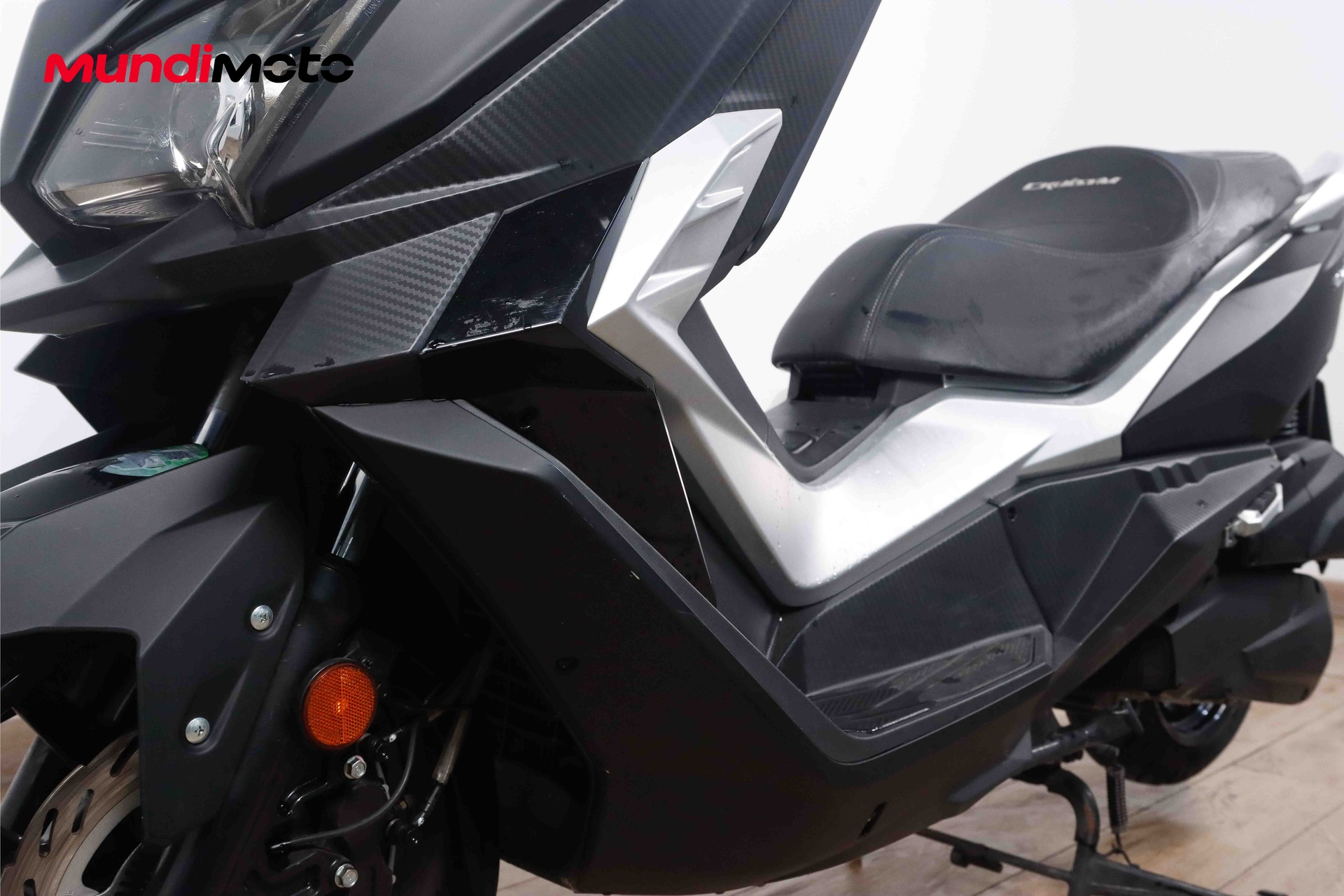 https://assets.mundimoto.com/images/80df1d0b-139c-4b29-8289-94660bc474a6/LEFT_FRONT_DETAIL-0_detail.jpg