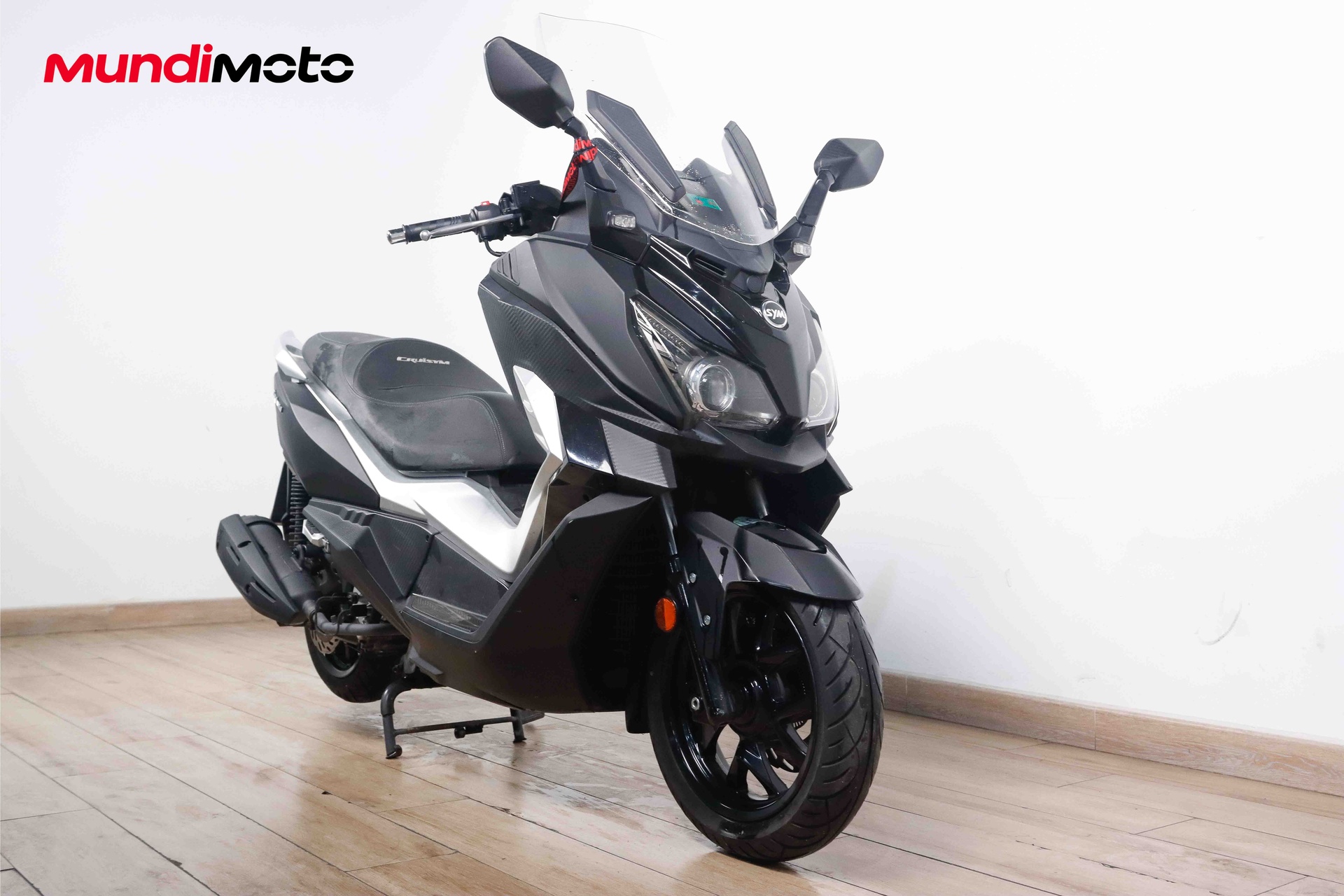 https://assets.mundimoto.com/images/80df1d0b-139c-4b29-8289-94660bc474a6/RIGHT_FRONT-0_detail.jpg