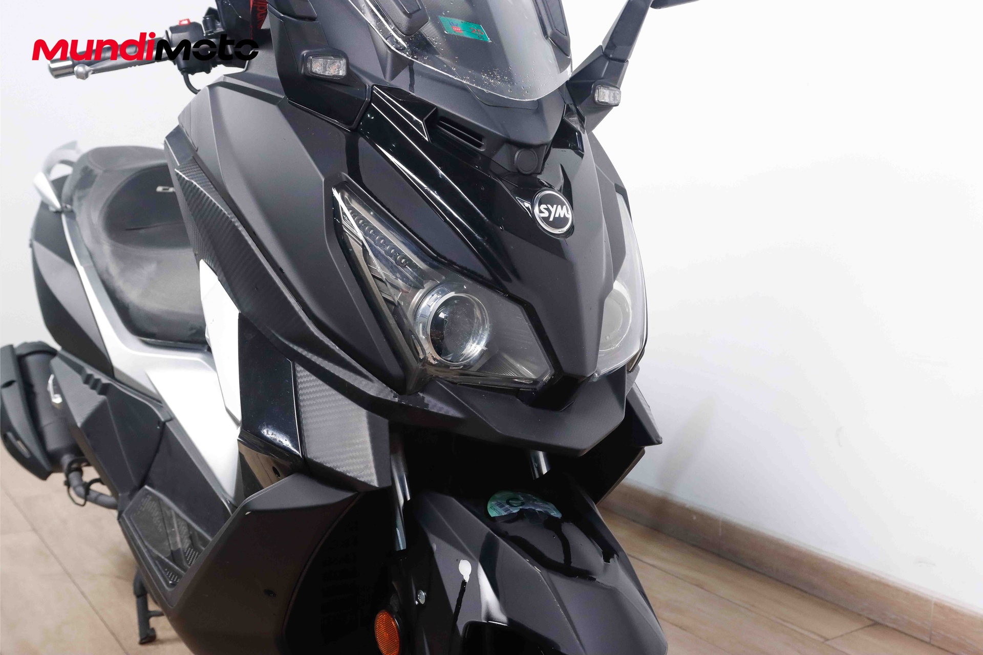 https://assets.mundimoto.com/images/80df1d0b-139c-4b29-8289-94660bc474a6/RIGHT_FRONT_DETAIL-0_detail.jpg