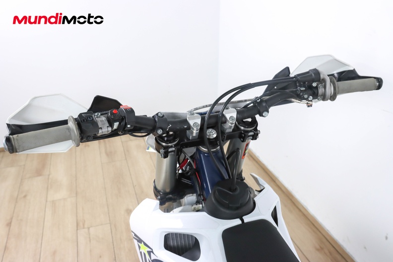 https://assets.mundimoto.com/images/863c3e95-14d3-49e7-a2fb-b8b3820cec05/COCKPIT_HANDLEBAR-0_medium.jpg