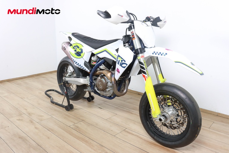 https://assets.mundimoto.com/images/863c3e95-14d3-49e7-a2fb-b8b3820cec05/RIGHT_FRONT-0_medium.jpg