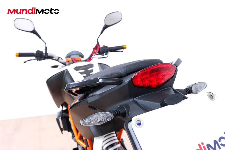 https://assets.mundimoto.com/images/8760988e-75d8-4c07-b3f0-e0cf8f50fb81/LEFT_BACK_DETAIL-3_medium.jpg