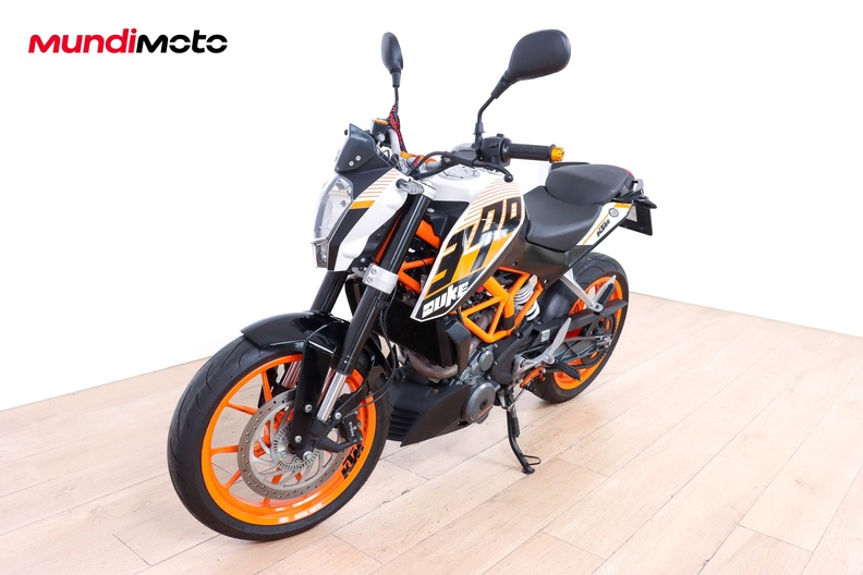 https://assets.mundimoto.com/images/8760988e-75d8-4c07-b3f0-e0cf8f50fb81/LEFT_FRONT-4_medium.jpg