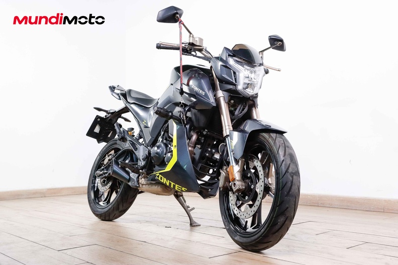 https://assets.mundimoto.com/images/878d4d56-c605-4b31-aef6-c5b6c0269800/RIGHT_FRONT-0_medium.jpg