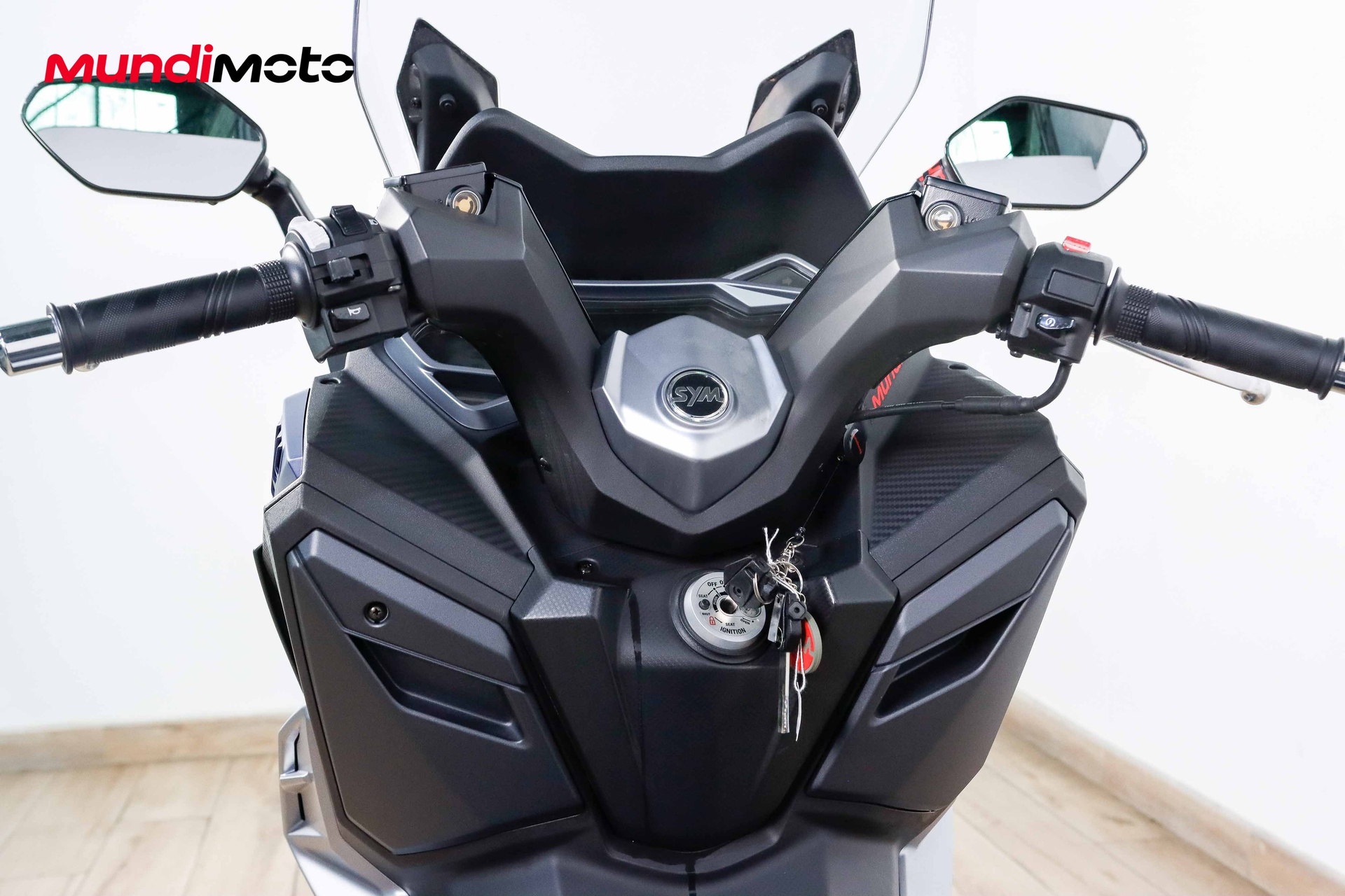 https://assets.mundimoto.com/images/898843f5-abc3-4a13-9c7d-a9d0b59e4013/COCKPIT_HANDLEBAR-0_detail.jpg