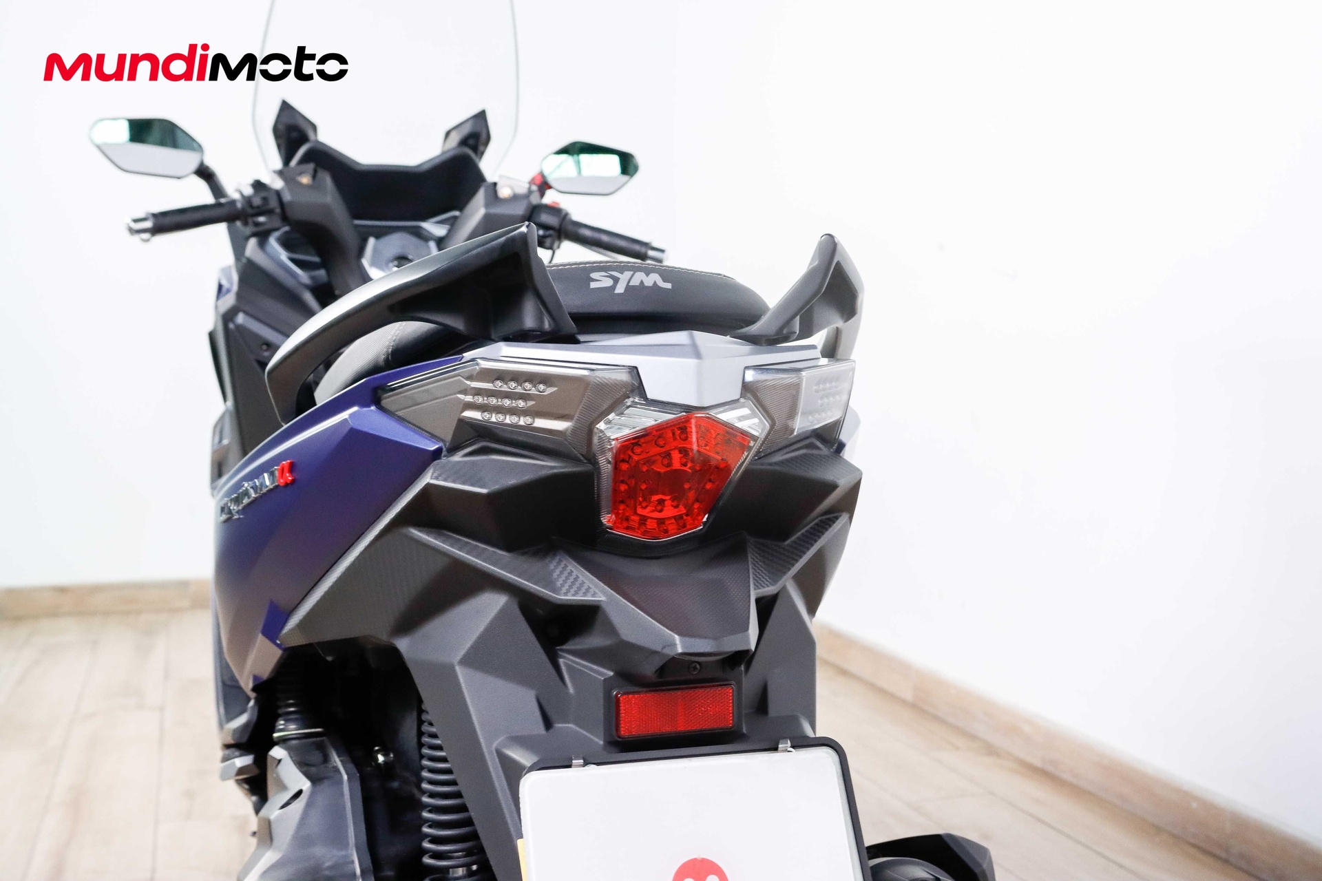 https://assets.mundimoto.com/images/898843f5-abc3-4a13-9c7d-a9d0b59e4013/LEFT_BACK_DETAIL-0_detail.jpg