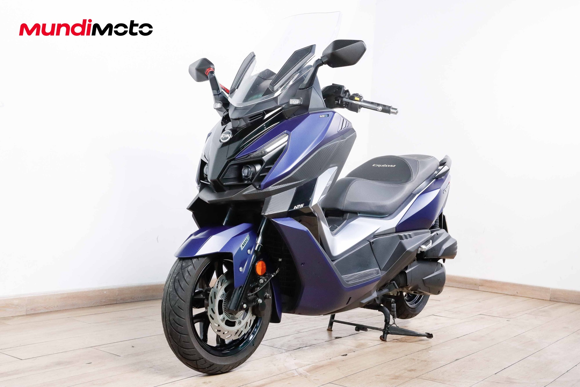 https://assets.mundimoto.com/images/898843f5-abc3-4a13-9c7d-a9d0b59e4013/LEFT_FRONT-0_detail.jpg