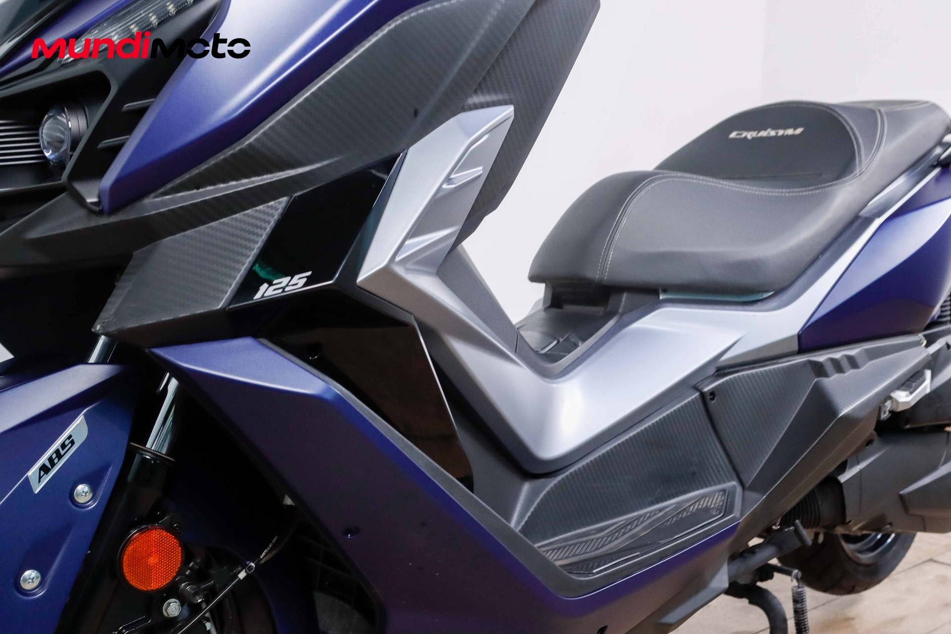 https://assets.mundimoto.com/images/898843f5-abc3-4a13-9c7d-a9d0b59e4013/LEFT_FRONT_DETAIL-0_detail.jpg