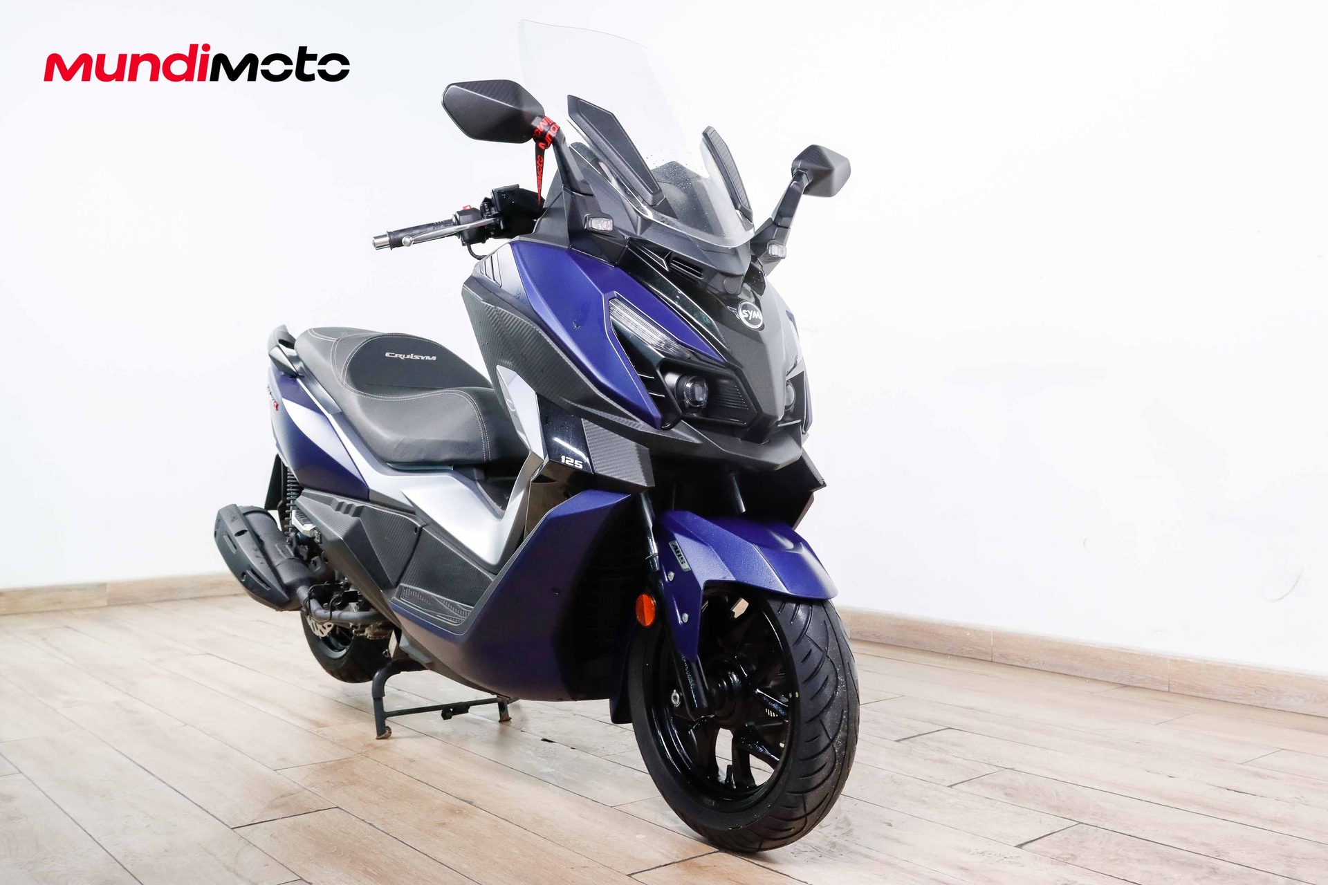 https://assets.mundimoto.com/images/898843f5-abc3-4a13-9c7d-a9d0b59e4013/RIGHT_FRONT-0_detail.jpg