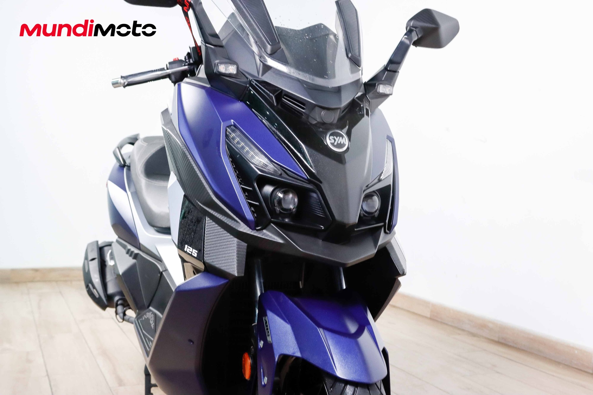 https://assets.mundimoto.com/images/898843f5-abc3-4a13-9c7d-a9d0b59e4013/RIGHT_FRONT_DETAIL-0_detail.jpg